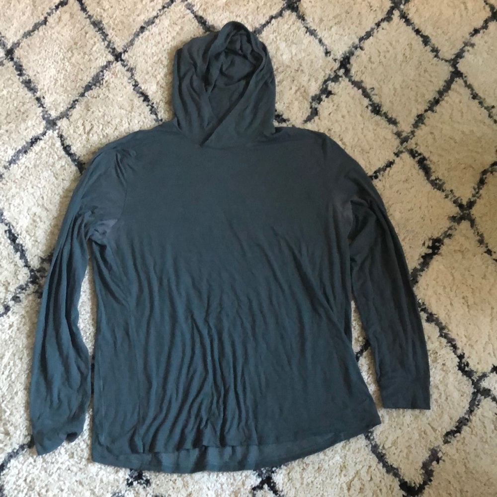 Long sleeve lulu lemon shirt with hood